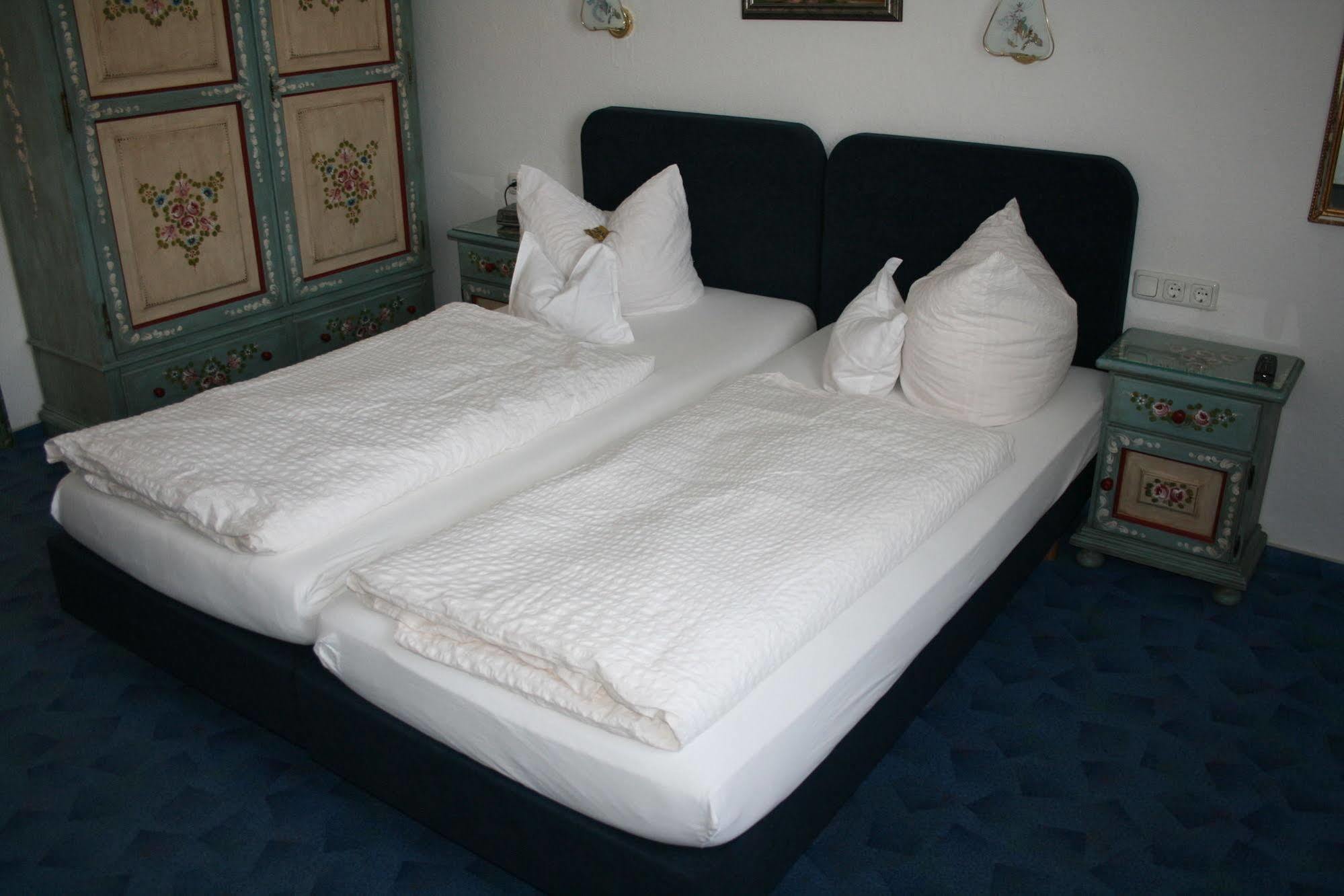 גרמיש-פרטנקירכן Hotel Garni Almenrausch Und Edelweiss מראה חיצוני תמונה
